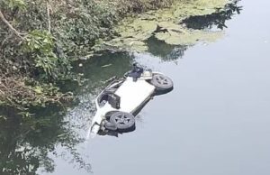 ಕಾರು ಚಾಲನೆ ಮಾಡುವ ವೇಳೆ ಮೊಬೈಲ್ ಬಳಕೆ: ನದಿಗೆ ಉರುಳಿದ ಕಾರು, ಇಬ್ಬರು ಸಾವು