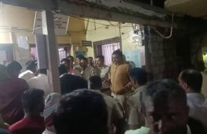 ಹಾರೂಗೇರಿ ಪೊಲೀಸ್ ಠಾಣೆ ಮುಂದೆ ತಂದೆಯ ಶವವಿಟ್ಟು ಇನ್ಸ್ಪೆಕ್ಟರ್ ಪ್ರತಿಭಟನೆ