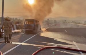 ರಾಮನಗರ: ಚಲಿಸುತ್ತಿದ್ದ ಕಾರಿಗೆ ಬೆಂಕಿ: 10 ಜನ ಪ್ರಾಣಾಪಾಯದಿಂದ ಪಾರು