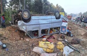 ಕಾಫಿ ಕೊಯ್ಲಿಗೆ ಕಾರ್ಮಿಕರನ್ನು ಸಾಗಿಸುತ್ತಿದ್ದ ವಾಹನ ಪಲ್ಟಿ; 14 ಮಂದಿಗೆ ಗಂಭೀರ ಗಾಯ