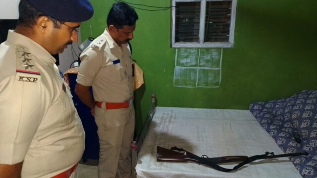 mandya-police-with-gun
