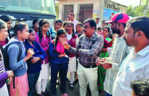 ಸಾರಿಗೆ ಬಸ್ ಗೆ ಆಗ್ರಹಿಸಿ ಶಾಲಾ ವಿದ್ಯಾರ್ಥಿಗಳ ಪ್ರತಿಭಟನೆ