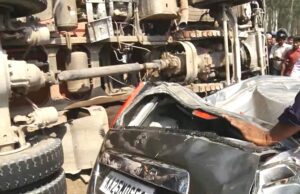 ಚಲಿಸುತ್ತಿದ್ದ ಕಾರಿನ ಮೇಲೆ ಲಾರಿ ಪಲ್ಟಿಇಬ್ಬರು ಪ್ರಾಣಾಪಾಯದಿಂದ ಪಾರು