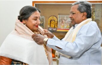 ನಟಿ ಶಬಾನಾ ಆಜ್ಮಿಗೆ ಜೀವಮಾನ ಸಾಧನೆ ಪ್ರಶಸ್ತಿ ನೀಡಿ ಗೌರವಿಸಿದ ಸಿದ್ದರಾಮಯ್ಯ