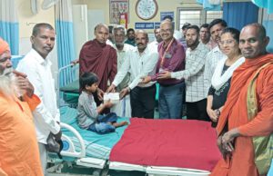 ಬುದ್ಧ ಪೂರ್ಣಿಮೆ, ರೋಗಿಗಳಿಗೆ ಹಣ್ಣು ಹಂಪಲು ವಿತರಣೆ