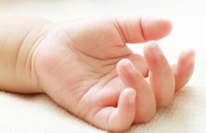 ಮಂಗಳೂರು: ಭಾರೀ ಮಳೆಗೆ ತತ್ತರ, ಮನೆಗಳ ಮೇಲೆ ಗುಡ್ಡ ಕುಸಿತ, 6 ವರ್ಷದ ಬಾಲಕಿ ದುರ್ಮರಣ!