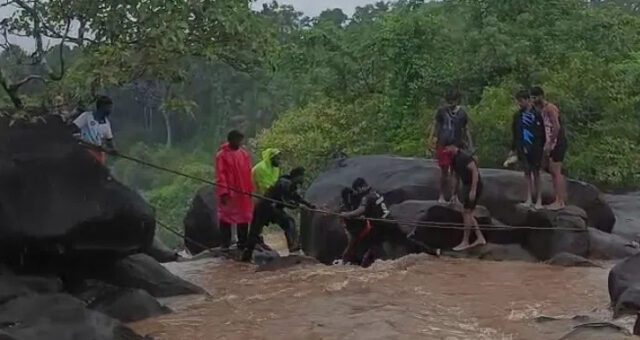 erugundi-falls-tourists-rescued
