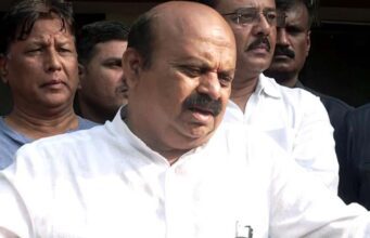 ಗ್ಯಾರೆಂಟಿ ಯೋಜನೆಗೆ ಹಣದ ಕೊರತೆ: ಸಿಎಂ ಸಿದ್ದರಾಮಯ್ಯ ಕೇಂದ್ರದ ವಿರುದ್ಧ ರಾಜಕೀಯ ಆರೋಪ : ಬೊಮ್ಮಾಯಿ ಟೀಕೆ