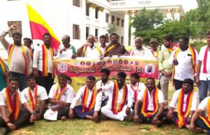 ಕನ್ನಡಾಂಬೆ ರಕ್ಷಣಾ ವೇದಿಕೆಯಿಂದ ಪ್ರತಿಭಟನೆ: ೩೨ ಪಿಡಿಓ ಅಮಾನತಿಗೆ ಆಗ್ರಹ, ಸಿಎಂ ಕಾರಿಗೆ ಮುತ್ತಿಗೆ ಎಚ್ಚರಿಕೆ