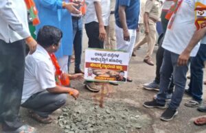 ರಸ್ತೆ ಗುಂಡಿ ಮುಚ್ಚದ ಸರ್ಕಾರದ ವಿರುದ್ಧ ಸಿಡಿದ ಕೇಸರಿ ಪಡೆ – ರಾಜ್ಯಾದ್ಯಂತ ಪ್ರತಿಭಟನೆ..!