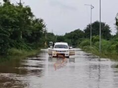 ಪ್ರವಾಹ ಪೀಡಿತ ಪ್ರದೇಶಗಳ ವೀಕ್ಷಣೆಗೆ ತೆರಳುತ್ತಿದ್ದ ಅಧಿಕಾರಿಗಳು ಮಧ್ಯದಲ್ಲೇ ಲಾಕ್..!