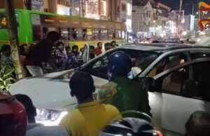 ಮಹಿಳೆಗೆ ಕಾರು ಡಿಕ್ಕಿ – ರೊಚ್ಚಿಗೆದ್ದ ಜನರಿಂದ ವೈದ್ಯನಿಗೆ ಥಳಿತ