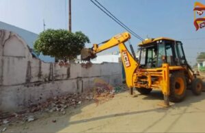 ಅನಧಿಕೃತ ಮಸೀದಿಯನ್ನು ಜೆಸಿಬಿಯಿಂದ ಕೆಡವಿದ ಯುಪಿ ಮುಸ್ಲಿಮರು