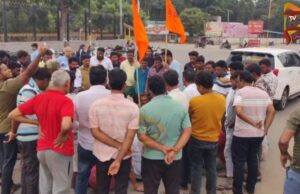 ವಾಲ್ಮೀಕಿ ಜಯಂತಿ ಬ್ಯಾನರ್ ಕಿತ್ತ ಬಳ್ಳಾರಿ ಪಾಲಿಕೆ – ರಸ್ತೆ ತಡೆ ನಡೆಸಿ ಪ್ರತಿಭಟನೆ..!