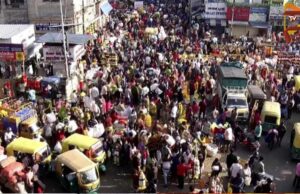 ಆಯುಧ ಪೂಜೆಗೆ ಖರೀದಿ ಭರಾಟೆ ಜೋರು – ಕೆ.ಆರ್ ಮಾರ್ಕೆಟ್ ಸುತ್ತ ಟ್ರಾಫಿಕ್ ಜಾಮ್