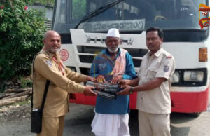 ಬಸ್ನಲ್ಲೇ ಬಿಟ್ಟು ಹೋಗಿದ್ದ ಹಣವನ್ನು ಪ್ರಯಾಣಿಕನಿಗೆ ಮರಳಿಸಿದ ಸಾರಿಗೆ ಸಿಬ್ಬಂದಿ