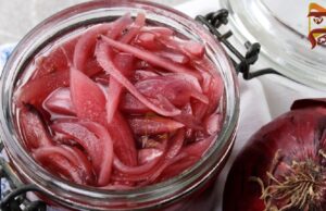 ಡಿಫರೆಂಟ್ ಆಗಿ ಮನೆಯಲ್ಲೇ ಮಾಡಿ ಈರುಳ್ಳಿ ಉಪ್ಪಿನಕಾಯಿ