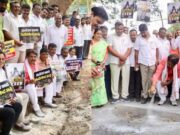 ಸರ್ಕಾರದ ವಿರುದ್ಧ ಬಿಜೆಪಿ ರಸ್ತೆಗುಂಡಿ, ಕಸ ಚಳುವಳಿ – ಪ್ಲೇಕಾರ್ಡ್ ಪ್ರದರ್ಶಿಸಿ ಪ್ರತಿಭಟನೆ..!