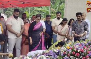 ರೆಬೆಲ್ ಸ್ಟಾರ್ ಅಂಬರೀಶ್ ಪುಣ್ಯಸ್ಮರಣೆ – ಸಮಾಧಿಗೆ ಕುಟುಂಬಸ್ಥರಿಂದ ಪೂಜೆ