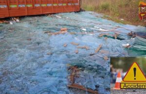 ಬೈಕ್ ಡಿಕ್ಕಿಯಾಗಿ ಲಾರಿ ಪಲ್ಟಿ – ಚೆಲ್ಲಾಪಿಲ್ಲಿಯಾದ ಗಾಜಿನ ಚೂರು, ಇಬ್ಬರ ಸ್ಥಿತಿ ಗಂಭೀರ