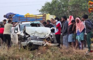 ಸಿರುಗುಪ್ಪ ಹೆದ್ದಾರಿಯಲ್ಲಿ ಭೀಕರ ಅಪಘಾತ – ಒಂದೇ ಕುಟುಂಬದ ಮೂವರು ಸಾವು