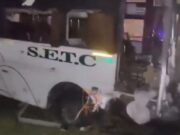 ಟೈರ್ ಸ್ಫೋಟಗೊಂಡು 2 ಕಾರಿಗೆ ಡಿಕ್ಕಿ ಹೊಡೆದ ಬಸ್ – 7 ಮಂದಿ ಸಾವು..!