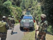 ಕಾಶ್ಮೀರದಲ್ಲಿ ಉಗ್ರರ ತಾಣ ಪತ್ತೆ – ರೈಫಲ್, ಮದ್ದುಗುಂಡು ವಶಕ್ಕೆ ಪಡೆದ ಪೊಲೀಸರು