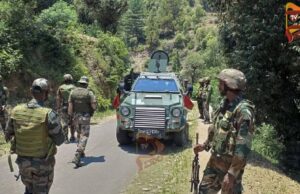 ಕಾಶ್ಮೀರದಲ್ಲಿ ಉಗ್ರರ ತಾಣ ಪತ್ತೆ – ರೈಫಲ್, ಮದ್ದುಗುಂಡು ವಶಕ್ಕೆ ಪಡೆದ ಪೊಲೀಸರು