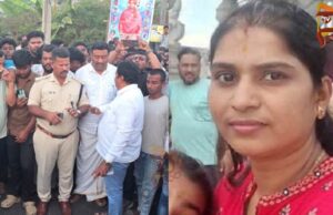 ಬೈಕ್ಗೆ ಬಸ್ ಡಿಕ್ಕಿ ಹೊಡೆದು ಮಹಿಳೆ ಸಾವು – ಇಬ್ಬರಿಗೆ ಗಾಯ