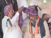 ಡಿಕೆಶಿಗೆ ಟವೆಲ್ನಲ್ಲಿ ಪೇಟ ಕಟ್ಟಿದ ಸಿಎಂ ಸಿದ್ದರಾಮಯ್ಯ