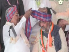 ಡಿಕೆಶಿಗೆ ಟವೆಲ್ನಲ್ಲಿ ಪೇಟ ಕಟ್ಟಿದ ಸಿಎಂ ಸಿದ್ದರಾಮಯ್ಯ