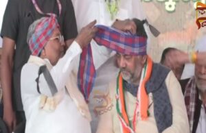 ಡಿಕೆಶಿಗೆ ಟವೆಲ್ನಲ್ಲಿ ಪೇಟ ಕಟ್ಟಿದ ಸಿಎಂ ಸಿದ್ದರಾಮಯ್ಯ