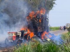 ಕಬ್ಬಿನ ಹುಲ್ಲು ಸಾಗಿಸುತ್ತಿದ್ದಾಗ ವಿದ್ಯುತ್ ತಂತಿ ಸ್ಪರ್ಶ – ಹೊತ್ತಿ ಉರಿದ ಟ್ರ್ಯಾಕ್ಟರ್