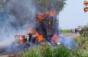 ಕಬ್ಬಿನ ಹುಲ್ಲು ಸಾಗಿಸುತ್ತಿದ್ದಾಗ ವಿದ್ಯುತ್ ತಂತಿ ಸ್ಪರ್ಶ – ಹೊತ್ತಿ ಉರಿದ ಟ್ರ್ಯಾಕ್ಟರ್