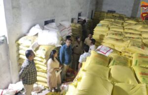 ಅಕ್ರಮ ಯೂರಿಯಾ ಗೊಬ್ಬರ ಸ್ಟಾಕ್ ಇಟ್ಟಿದ್ದ, ಗೋಡೌನ್ಗೆ ಅಧಿಕಾರಿಗಳ ದಾಳಿ