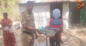 ಶಾಲೆಗೆ ಹೋಗಬೇಡ ಎಂದು ಪುಸ್ತಕ ಸುಟ್ಟು ಹಾಕಿದ ತಂದೆ – ಪೊಲೀಸರಿಗೆ ದೂರು ನೀಡಿದ ಮಗಳು