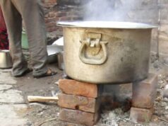 ಸಿಲಿಂಡರ್ ಕೊರತೆ – ಸೌದೆ ಒಲೆ ಮೇಲೆ ಇಂದಿರಾ ಕ್ಯಾಂಟಿನ್ ಸಿಬ್ಬಂದಿ ಅಡುಗೆ..!