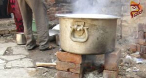 ಸಿಲಿಂಡರ್ ಕೊರತೆ – ಸೌದೆ ಒಲೆ ಮೇಲೆ ಇಂದಿರಾ ಕ್ಯಾಂಟಿನ್ ಸಿಬ್ಬಂದಿ ಅಡುಗೆ..!