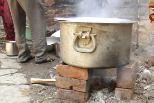 ಸಿಲಿಂಡರ್ ಕೊರತೆ – ಸೌದೆ ಒಲೆ ಮೇಲೆ ಇಂದಿರಾ ಕ್ಯಾಂಟಿನ್ ಸಿಬ್ಬಂದಿ ಅಡುಗೆ..!