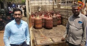 ಹೋಟೆಲ್ಗಳ ಮೇಲೆ ತಹಶೀಲ್ದಾರ್ ದಾಳಿ – 20 ಗೃಹ ಬಳಕೆ ಸಿಲಿಂಡರ್ ವಶಕ್ಕೆ..!