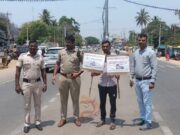 ಟ್ರಾಫಿಕ್ ರೂಲ್ಸ್ ಬ್ರೇಕ್ – ಬೋರ್ಡ್ ಹಿಡಿದು ಇಡೀ ದಿನ ರಸ್ತೆ ಮಧ್ಯೆ ನಿಲ್ಲುವ ಶಿಕ್ಷೆ..!