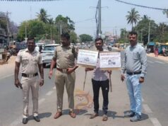 ಟ್ರಾಫಿಕ್ ರೂಲ್ಸ್ ಬ್ರೇಕ್ – ಬೋರ್ಡ್ ಹಿಡಿದು ಇಡೀ ದಿನ ರಸ್ತೆ ಮಧ್ಯೆ ನಿಲ್ಲುವ ಶಿಕ್ಷೆ..!