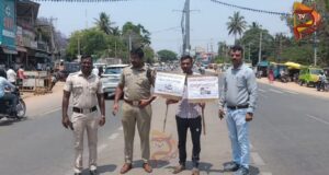 ಟ್ರಾಫಿಕ್ ರೂಲ್ಸ್ ಬ್ರೇಕ್ – ಬೋರ್ಡ್ ಹಿಡಿದು ಇಡೀ ದಿನ ರಸ್ತೆ ಮಧ್ಯೆ ನಿಲ್ಲುವ ಶಿಕ್ಷೆ..!