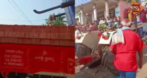 ಇಟ್ಟಿಗೆ ತುಂಬಿದ ಟ್ರ್ಯಾಕ್ಟರ್ - ಟ್ರೇಲರ್ ಮಧ್ಯೆ ಸಿಲುಕಿ ಚಾಲಕ ಸಾವು..!