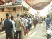 ಯುಗಾದಿ ಹೊಸತೊಡಕು: ಚಿಕನ್, ಮಟನ್ಗಾಗಿ ಕ್ಯೂ ನಿಂತ ಜನ