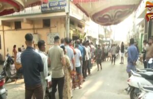 ಯುಗಾದಿ ಹೊಸತೊಡಕು: ಚಿಕನ್, ಮಟನ್ಗಾಗಿ ಕ್ಯೂ ನಿಂತ ಜನ