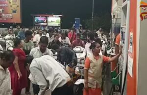 ಪೆಟ್ರೋಲ್ ಸಿಗಲ್ಲ ಅಂತ ಬಂಕ್ಗೆ ಮುಗಿಬಿದ್ದ ಬೆಳಗಾವಿ ಜನರು