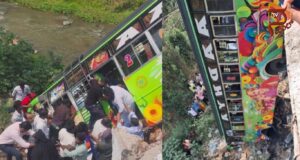 ಸೇತುವೆಯಿಂದ ಹಳ್ಳಕ್ಕೆ ಬಿದ್ದ ಬಸ್ – ಹಲವರಿಗೆ ಗಾಯ