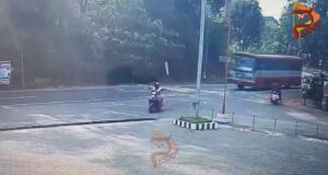 ಚಲಿಸುತ್ತಿದ್ದ, ಬಸ್ನಿಂದ ಏಕಾಏಕಿ ಡೋರ್ ಓಪನ್ – ಕೆಳಗೆ ಬಿದ್ದ ವಿದ್ಯಾರ್ಥಿನಿಯರು