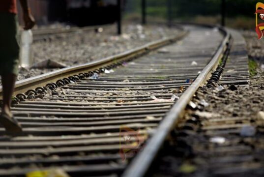 ಷೇರು ಮಾರುಕಟ್ಟೆಯಲ್ಲಿ ಲಾಸ್ – ಮನನೊಂದು ವ್ಯಕ್ತಿ ರೈಲಿಗೆ ತಲೆಕೊಟ್ಟು ಆತ್ಮಹತ್ಯೆ..!